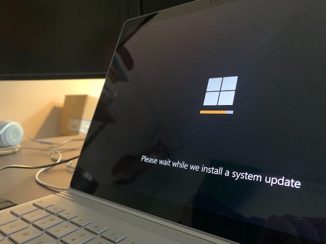 A black lock screen of Windows 11 updating